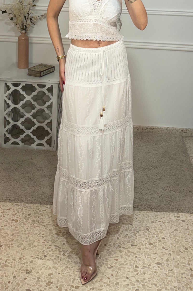 Falda perforada blanca