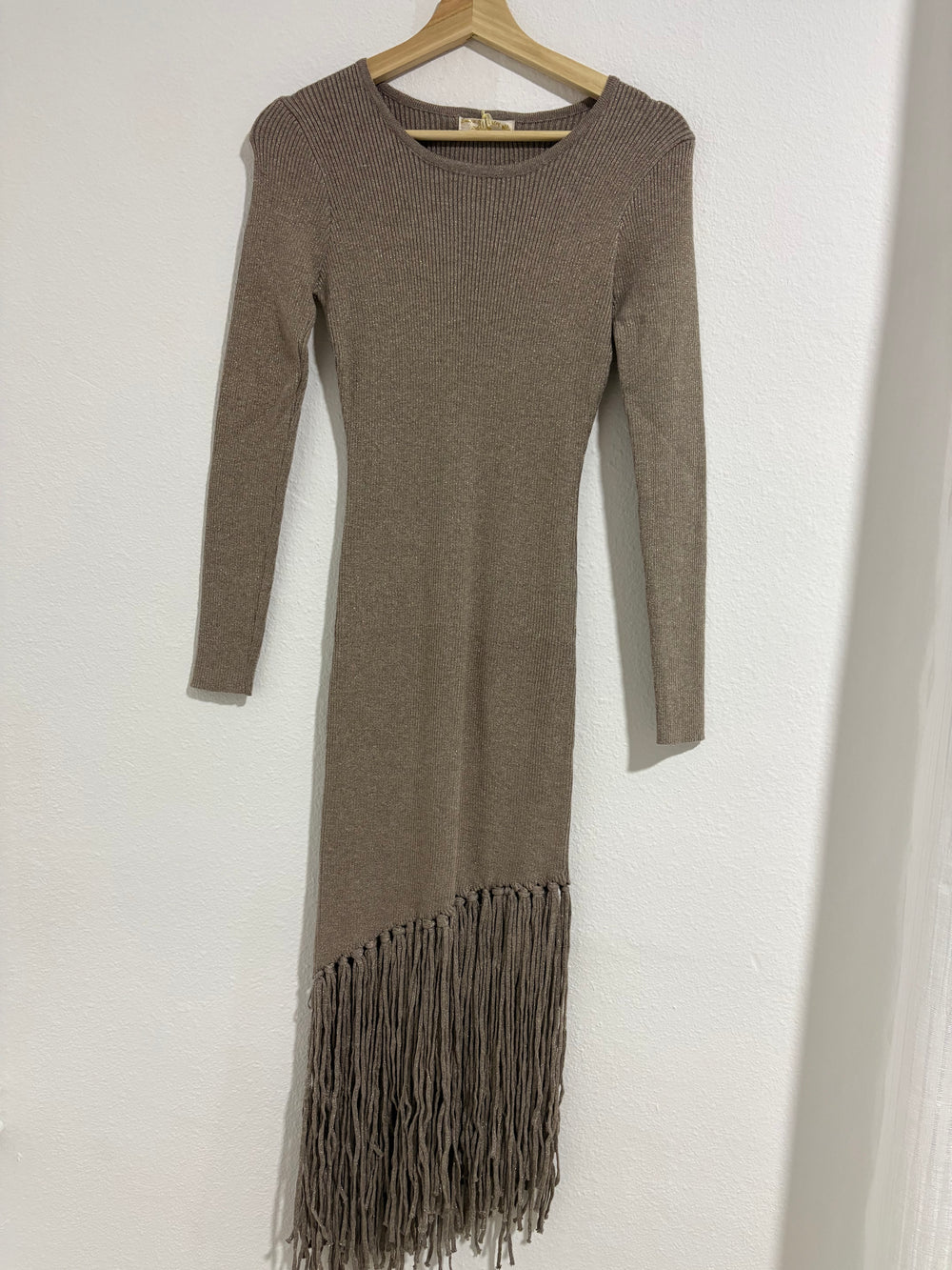 Vestido taupe flecos